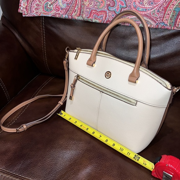 Anne Klein creamy buff color with beautiful saddle color straps. - Picture 3 of 17